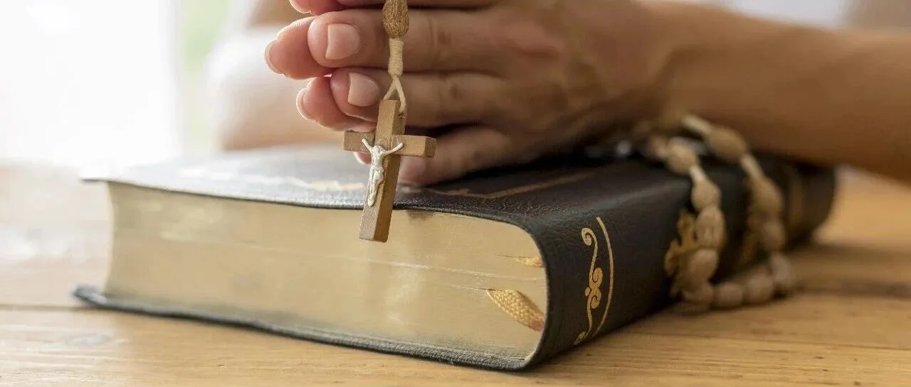 TikTok“信仰经济”再度燃爆！一款圣经周边卖了近700万