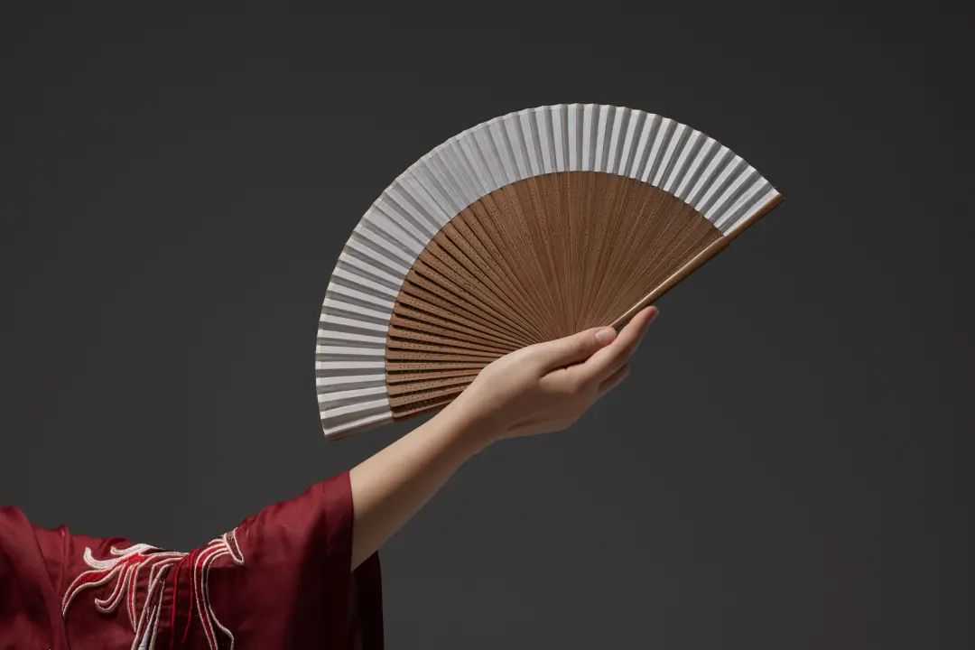 TikTok带火广场舞扇子，有卖家靠它年入百万美元